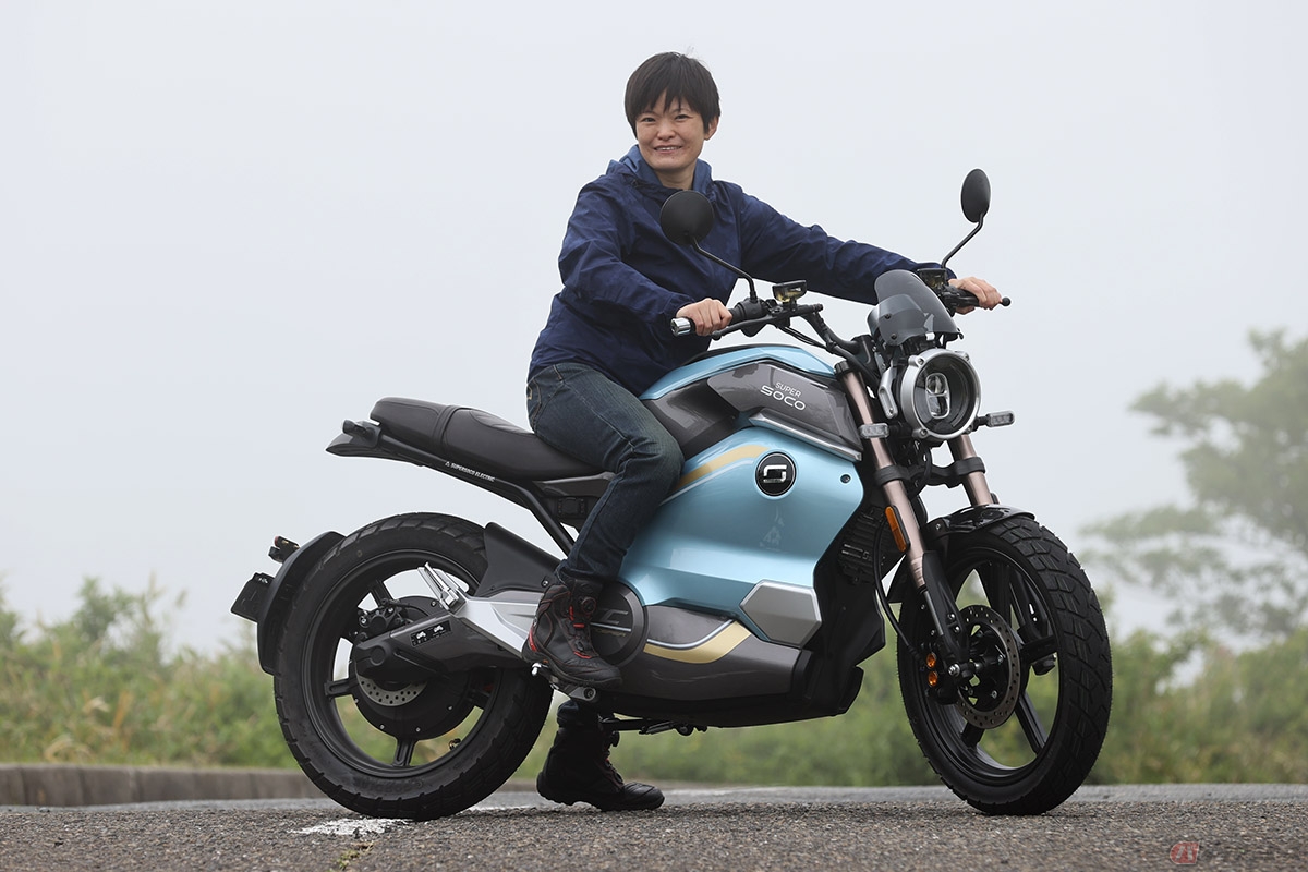SUPER SOCO「TC WANDERER」と筆者(伊藤英里)