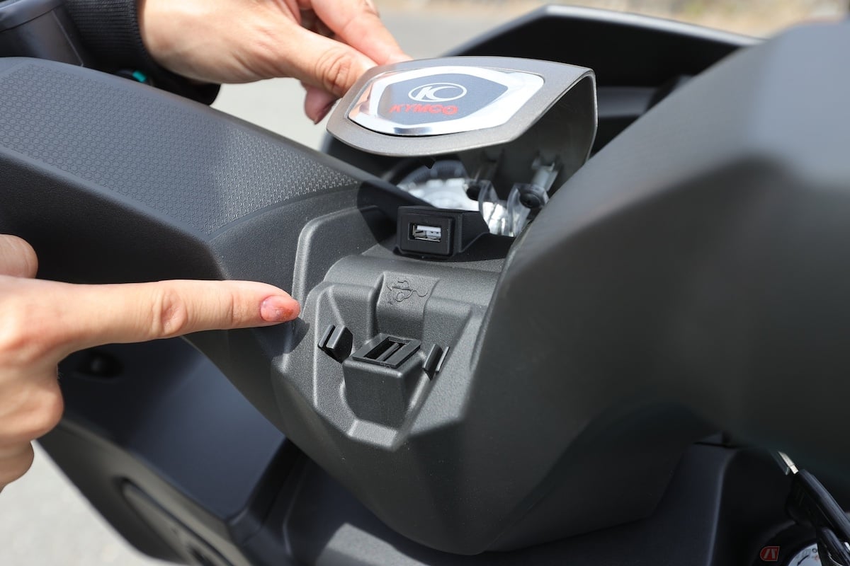 トップブリッジにはUSBの差込口以外にもコードのプラプラを防ぐために挟むことができる部分も装備