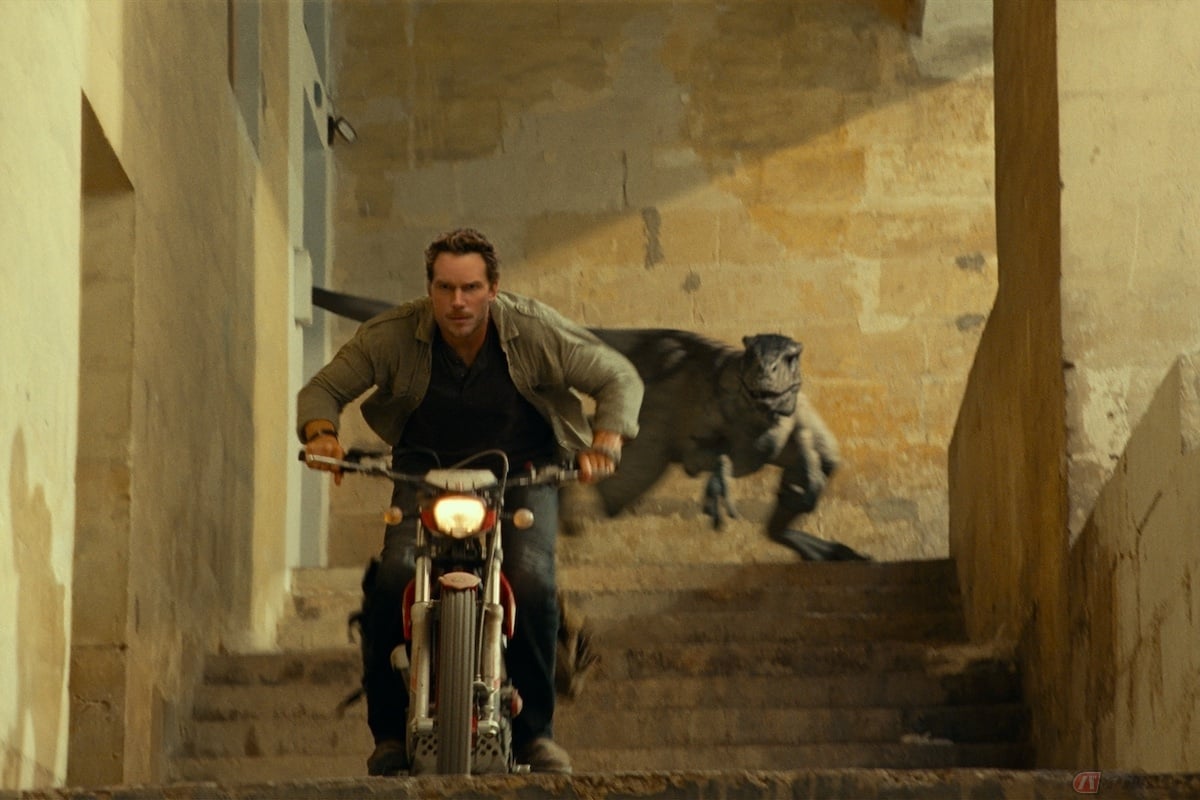 モンテッサの4RIDE に乗るオーウェン(c) 2021 Universal Studios and Storyteller Distribution LCC. All Rights Reserved.
