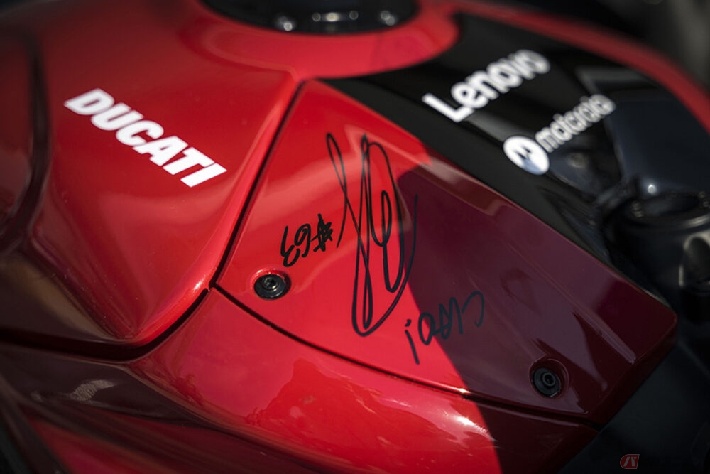 ワールド・ドゥカティ・ウィークで開催された「Lenovo Race of Champions」で使用された後に販売された「パニガーレV4S」。各車両には選手のサインも