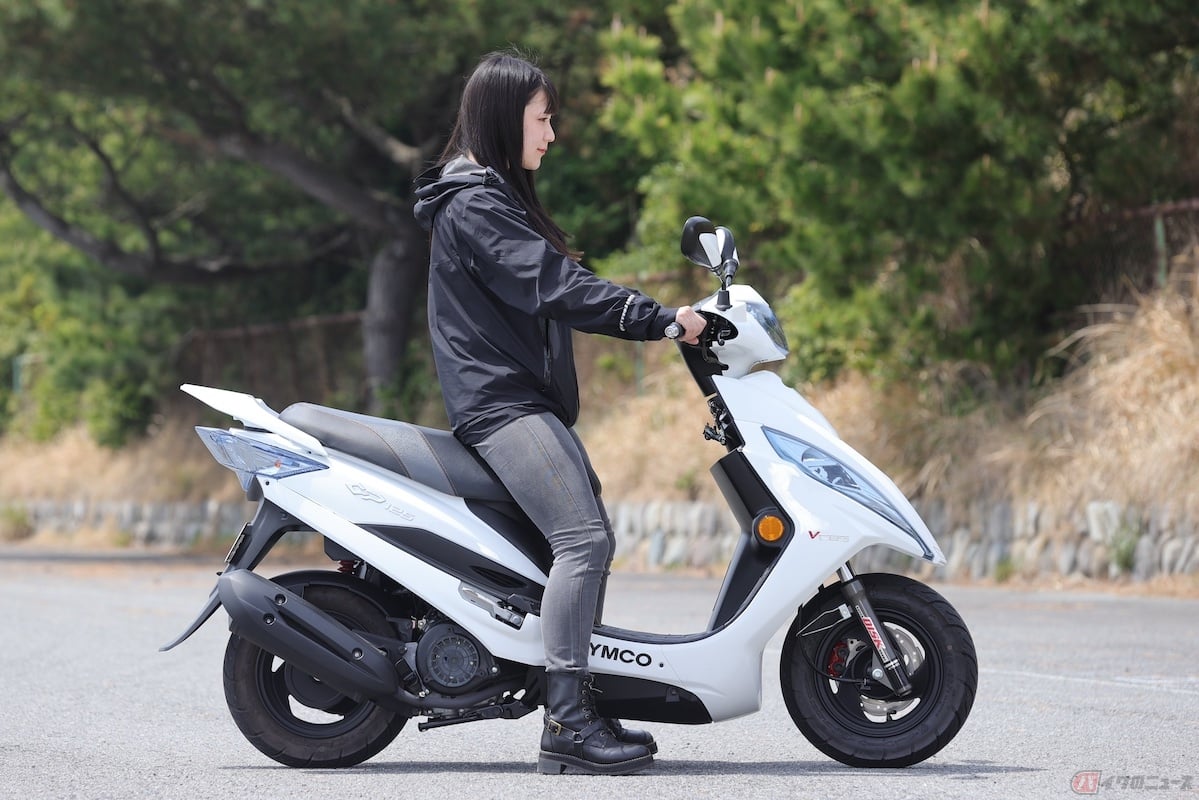 足つき性は、私の身長(158cm)で膝を曲げて両足かかとまでベッタリ地面に着く