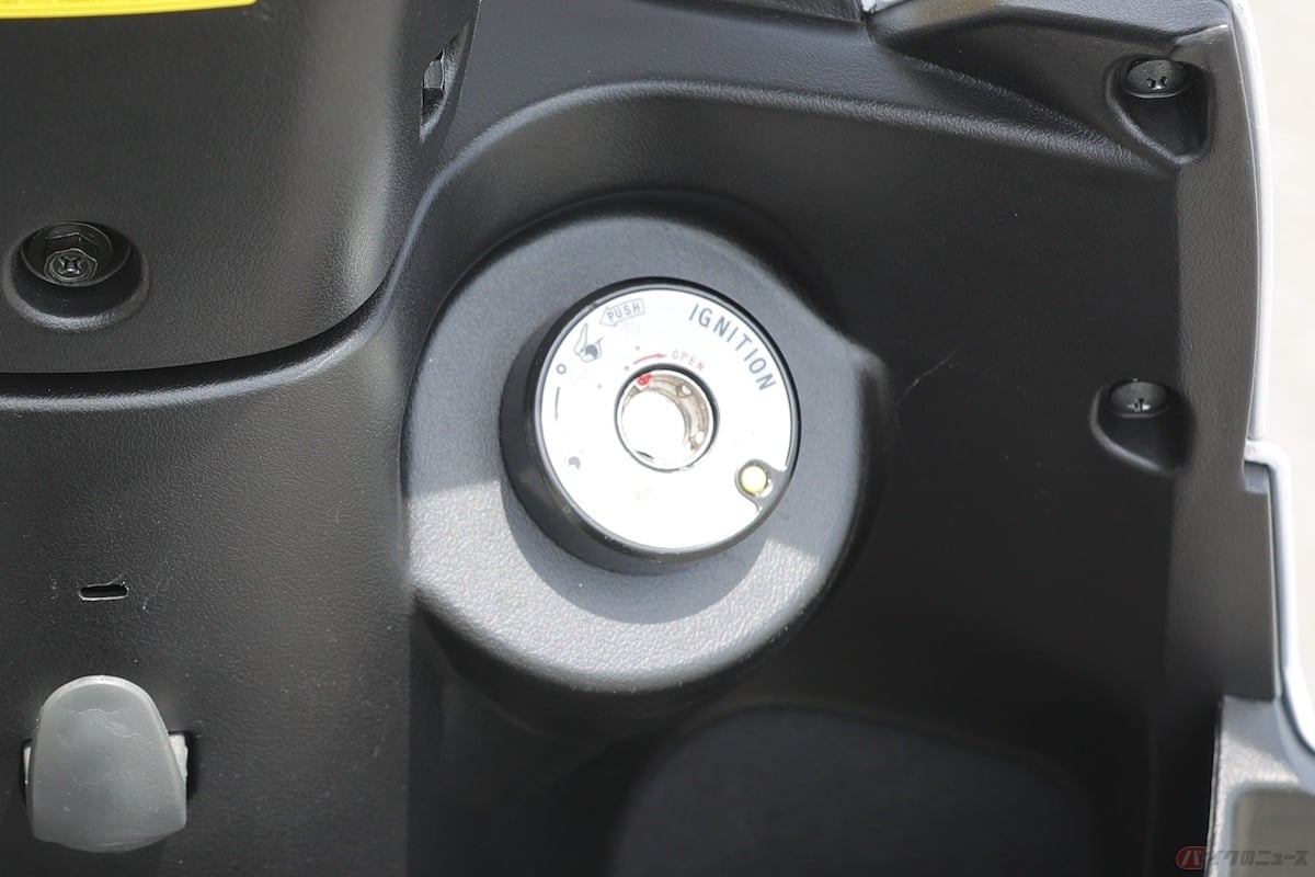 メットインケースのロック解除操作などが鍵穴部分にまとめられている