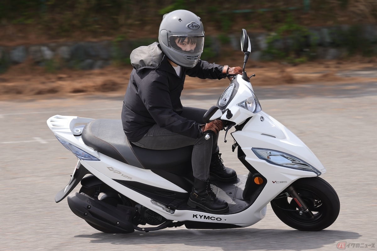 小回りも効くGP125iは、駐車場の枠内でも簡単にUターンできます