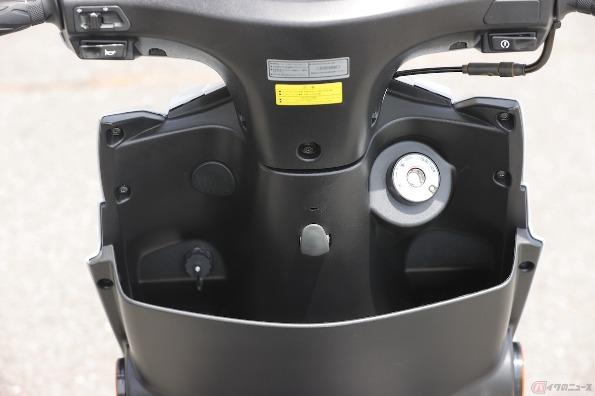 ハンドル下に大きいソケットとUSBポートが付いている