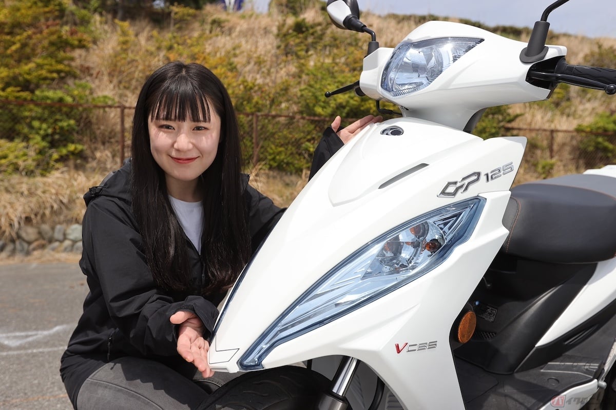 リアとフロントのLEDライトカバーが水色がかっていて清涼感を感じる