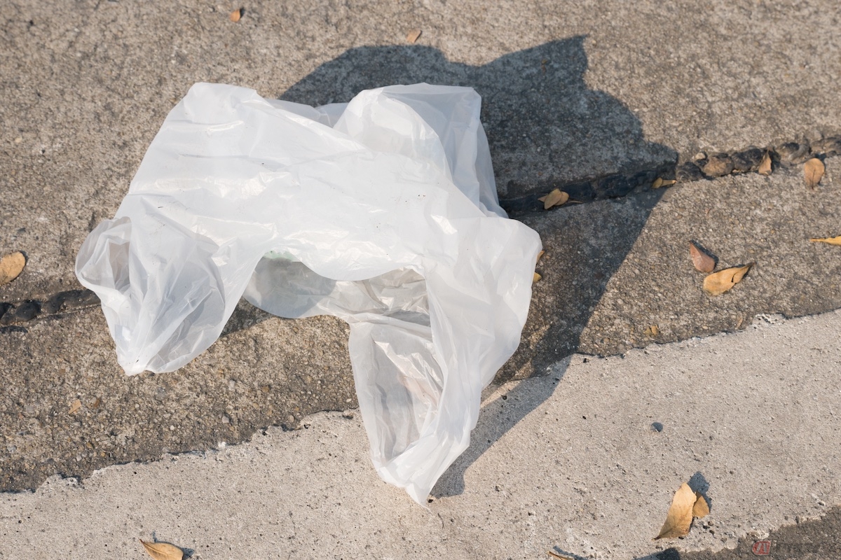 2020年度中に回収した最も多い落下物は、「プラスチック・布類・ビニール類」で2万2000件