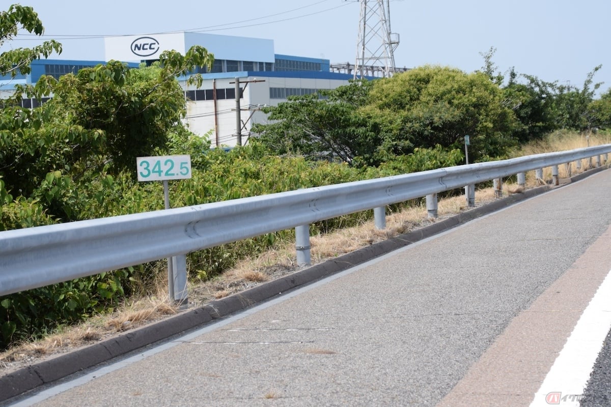 高速道路に本線上の100mごとに設置されている「キロポスト」