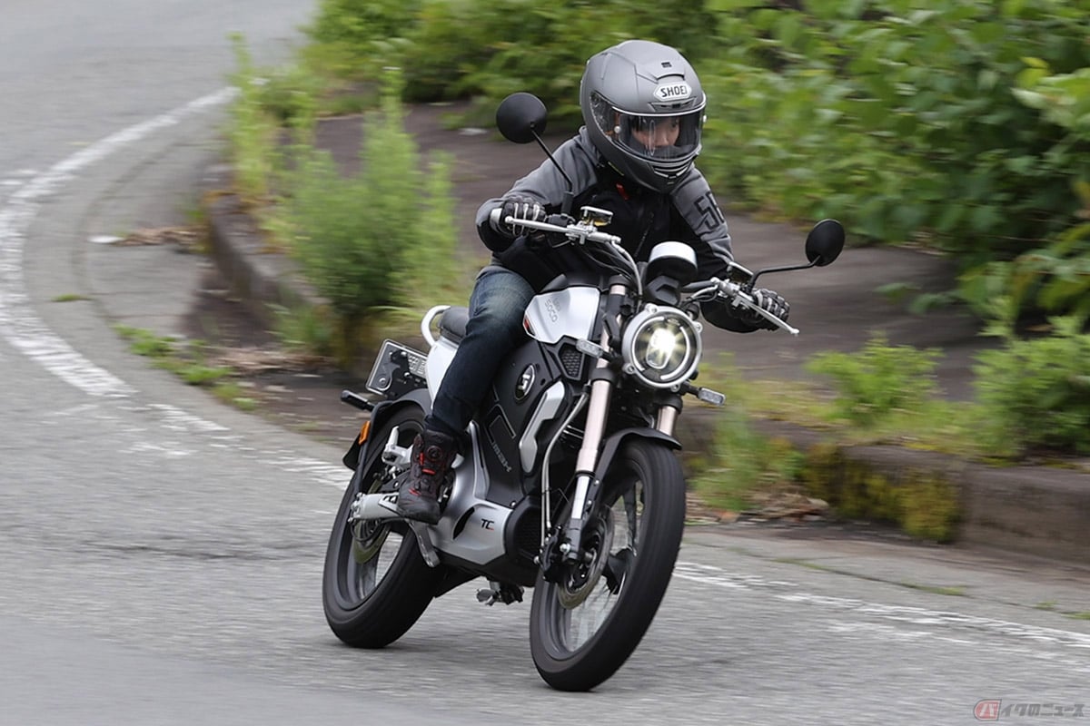 電動バイクSUPER SOCO「TC MAX」に乗る筆者(伊藤英里)