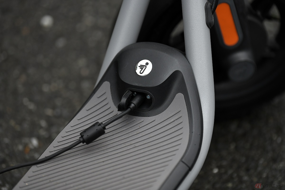 バッテリーはフル充電まで、約5時間かかります