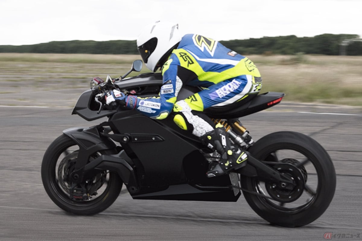 高級電動バイクArc「Vector」テスト走行の様子