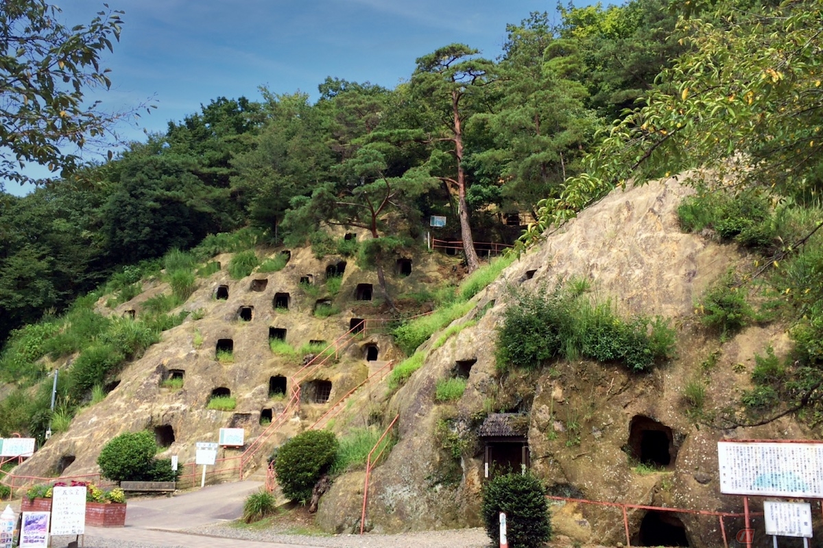 古墳時代に造られた横穴墓「吉見百穴」
