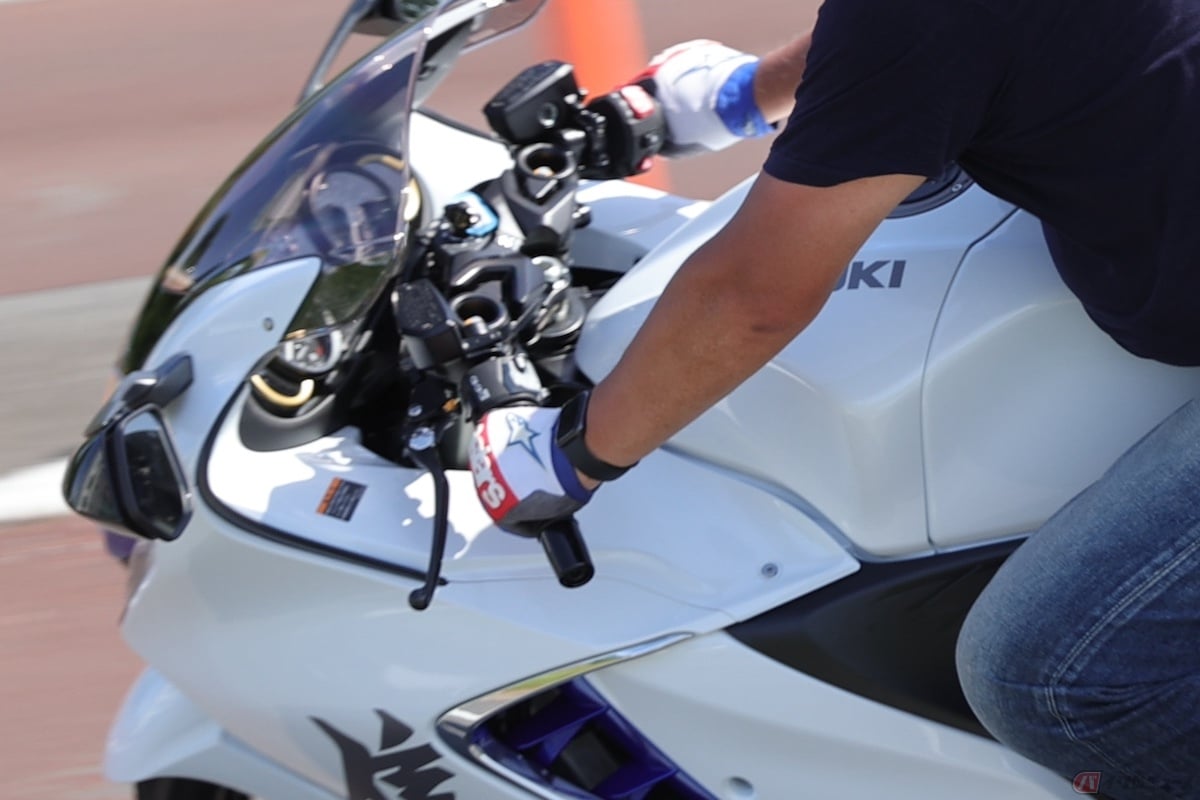 暑い バイクは半袖短パンで乗ると違反にあたる バイクのニュース 暑い バイクは半袖短パンで乗ると違反にあたる バイクのニュース