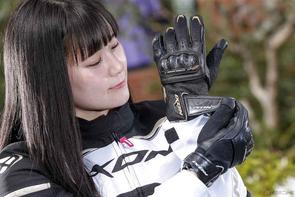 暑い時期でもグローブを着用することで手をケガするリスクを抑えることができます