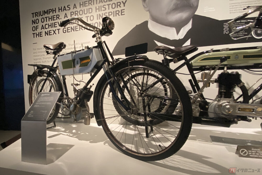 トライアンフ工場に併設されたミュージアムには一番最初に作られたと言われている“オートバイナンバー１”も展示されています