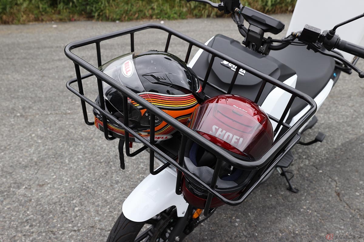 フロントバスケットはオプション（11,000円／消費税10％込み）。ヘッドライトにはLEDが採用されている