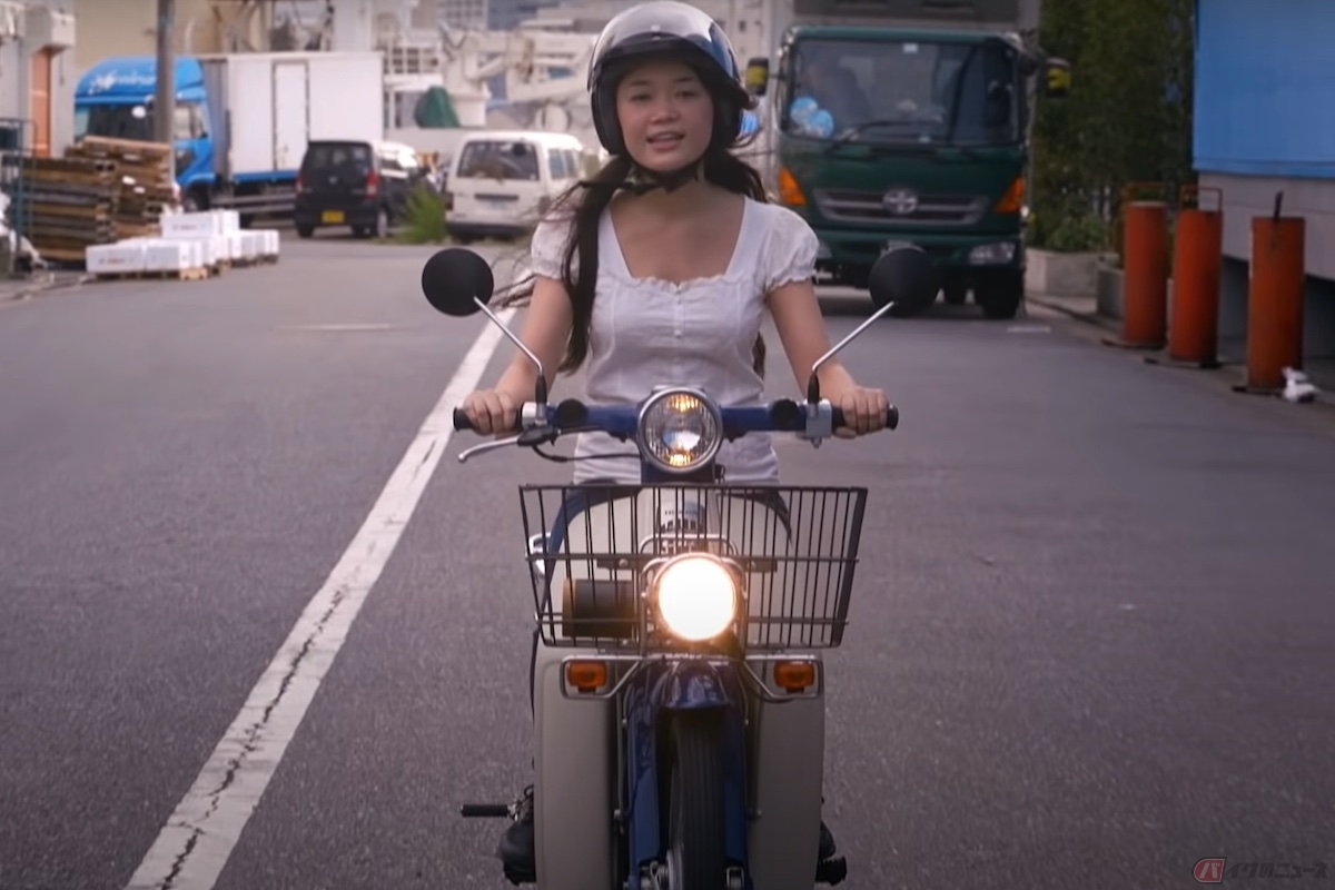 主人公の愛車はホンダの「プレスカブ」