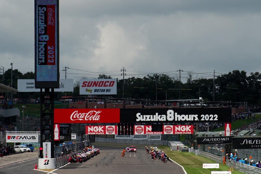 「8耐」の相性で親しまれている2022 FIM世界耐久選手権 "コカ·コーラ" 鈴鹿8時間耐久ロードレース。選手がマシンまで走って乗り込むル・マン式スタートが用いられています