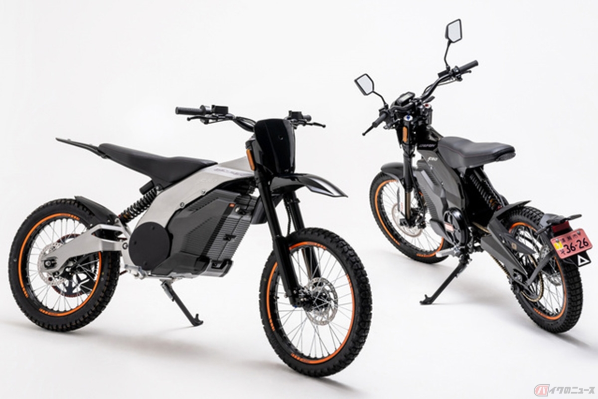 公道走行可能な原付二種電動オフロードバイクCAOFEN「F80 STREET」(右)と競技専用モデル「F80 OFF-ROAD」(左)