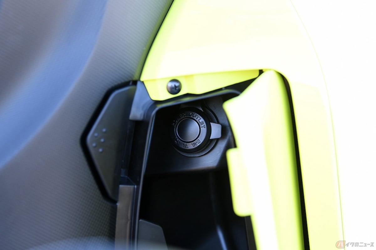 車のシガーソケットと同タイプのDCジャックを装備するヤマハのスクーター