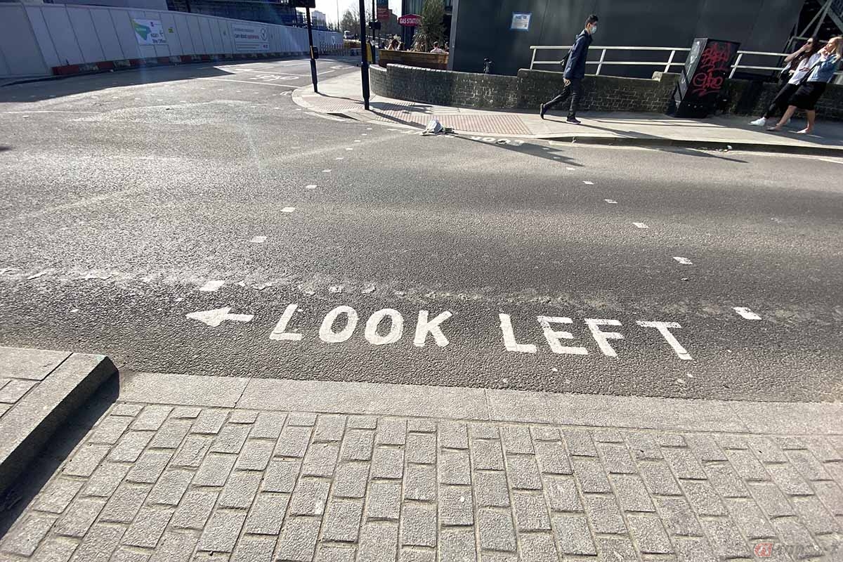 岸田彩美さんがイギリス・ロンドン。横断歩道の手前の路面には“LOOK　LEFT”（一方通行の道）などの注意喚起する表示が見られます