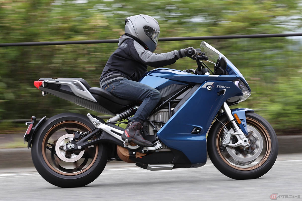 Zero Motorcycles 「SR/S」の乗る筆者(伊藤英里)