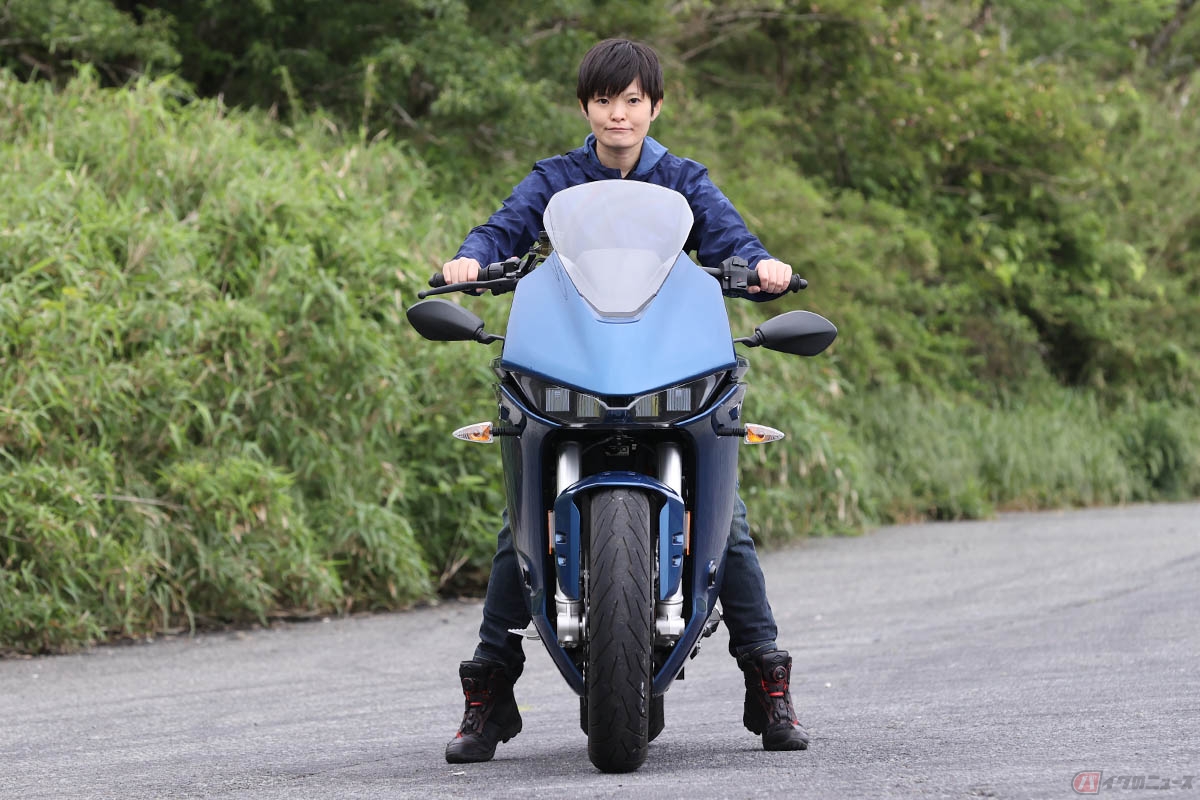 Zero Motorcycles「SR／S」と筆者（伊藤英里）