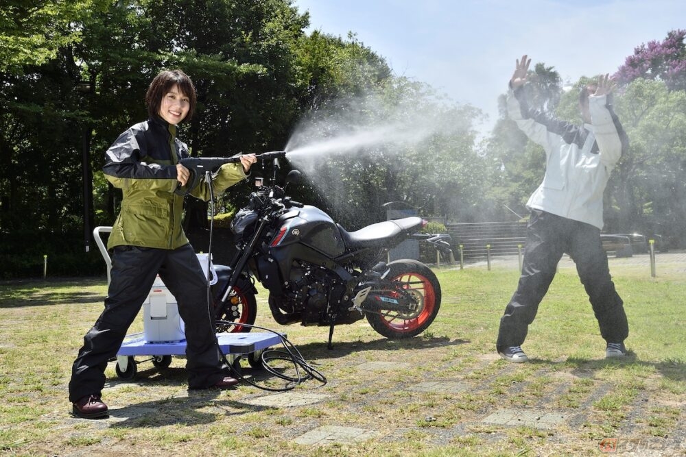 ヤマハ新作レインウェア「YAR30」をバイク女子と水をぶっかけあって