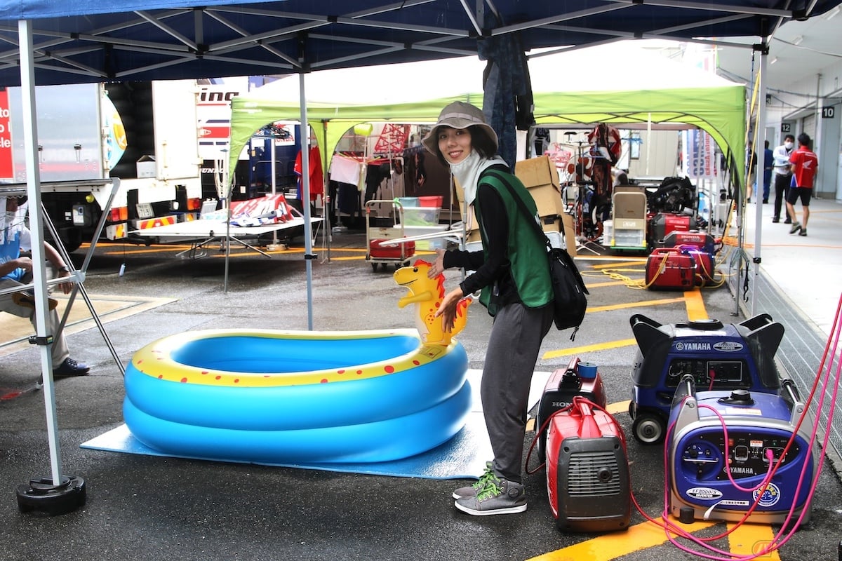 各チームで選手が交代の度に熱くなった体を冷やすために簡易プールが用意されています