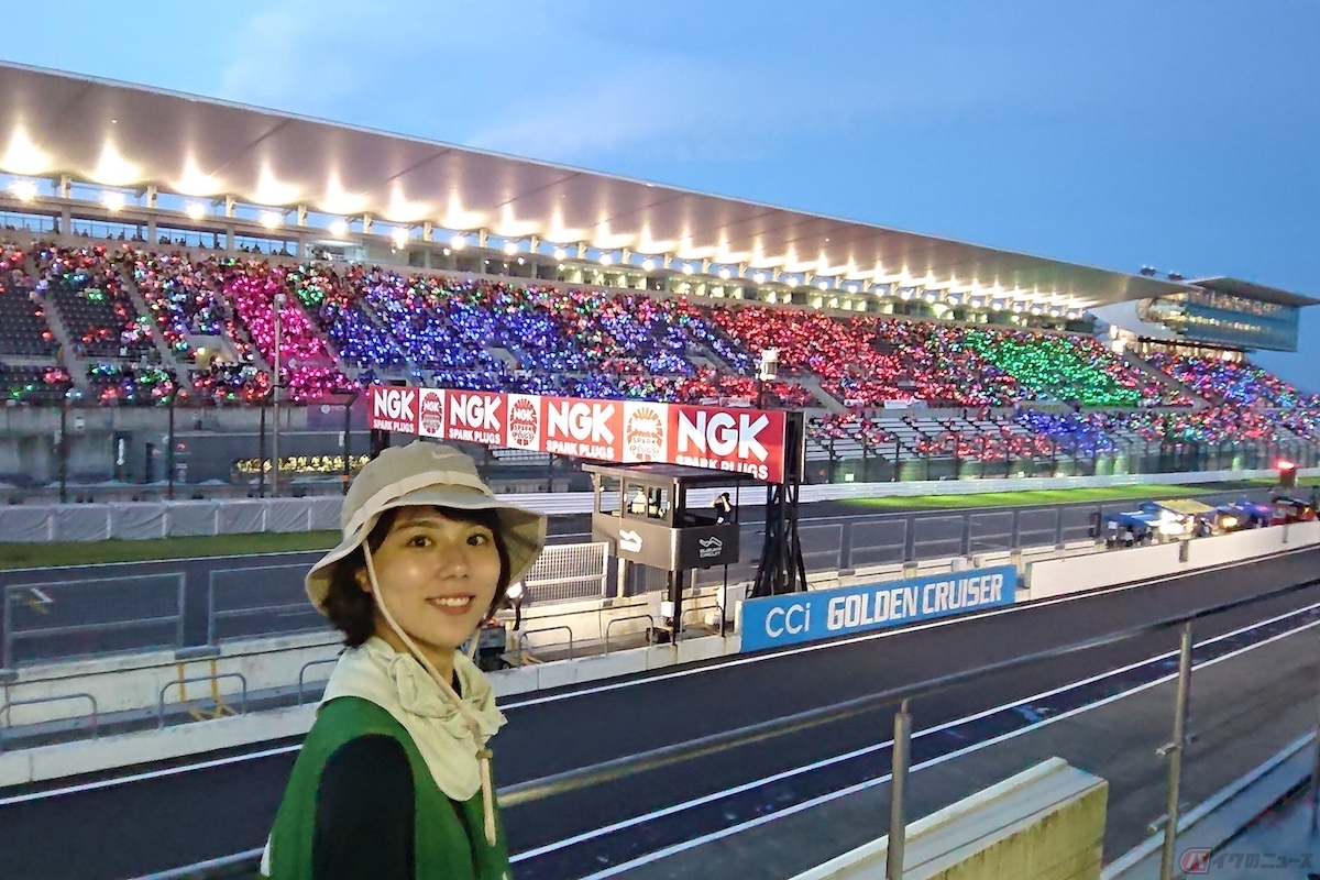 観客席では、ライトスティックを持って各チームを応援