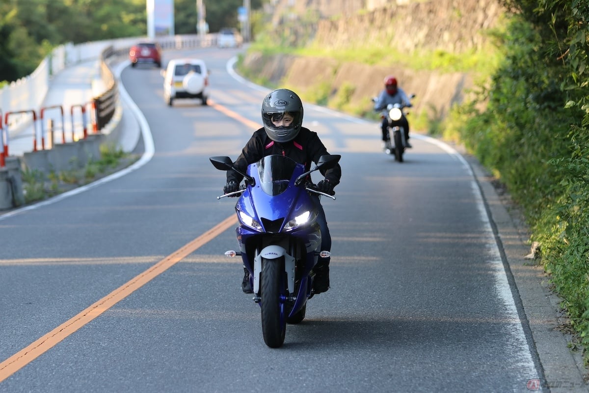 明るい時間帯でもヘッドライトを点灯することで、周囲のクルマや歩行者にバイクの接近をアピール