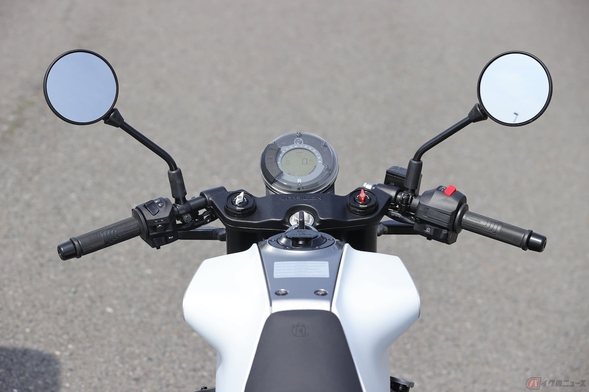 跨った時に上から見るタンクの曲線美や、メーターのデザインもテンション上がるデザイン!