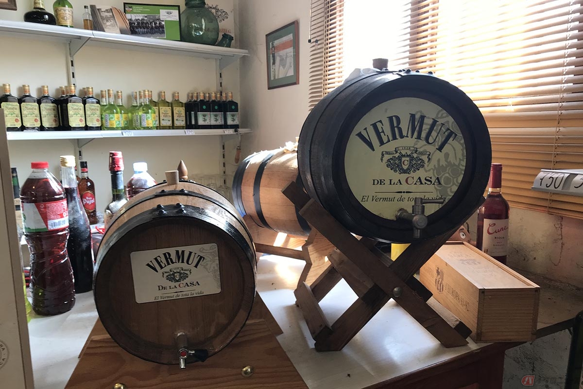 マルク・マルケス選手の地元「Cervera（サルベラ）」の酒屋“Vins I Licors Carbonell”を訪れた岸田彩美さん。自家製のVERMUT（ベルモット）がおすすめのようです