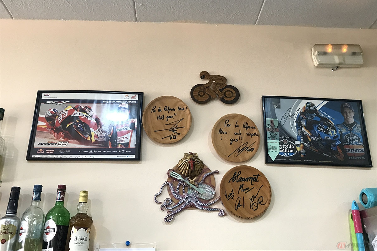 マルク・マルケス選手の地元「Cervera（サルベラ）」のタコ料理屋“Pulpería Noia”を訪れた岸田彩美さん。店内にはマルケス兄弟のサインも飾られています