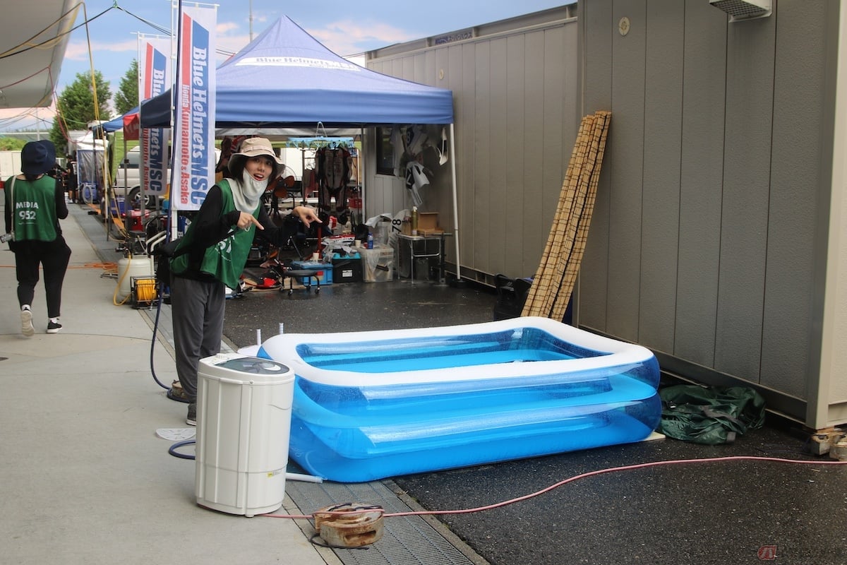 ピット裏にはライダーの体を冷やすためのプールが設置されています