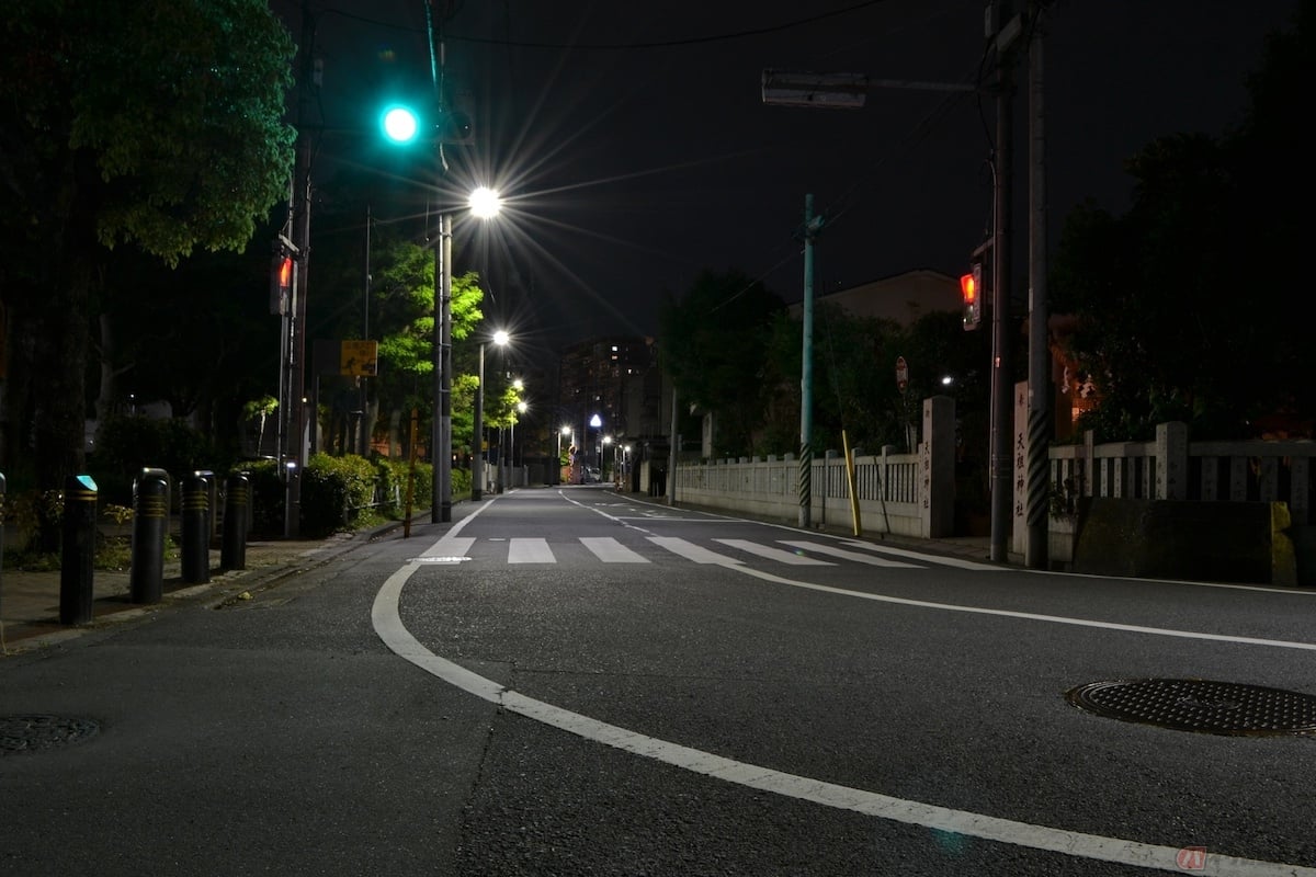 夜間の道は見えづらいコーナーもあり不安を覚えた経験のあるライダーも少なくないかもしれません