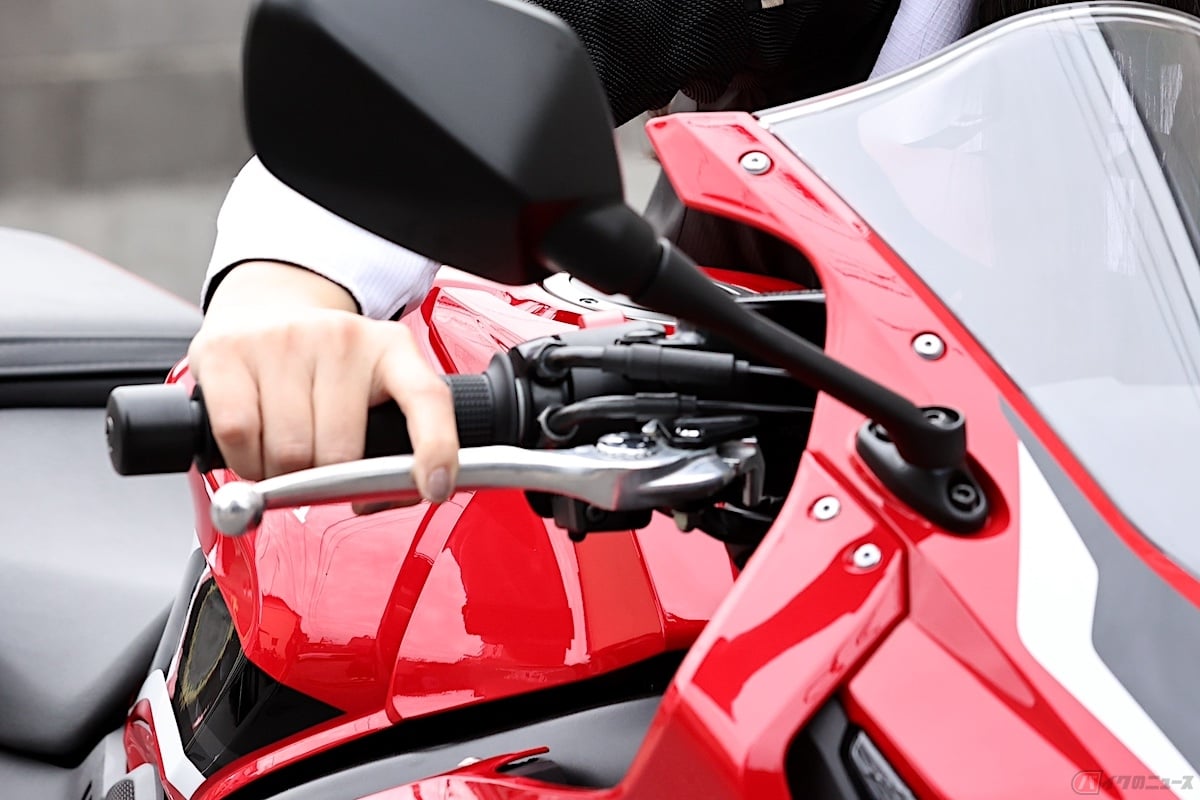 一般的に押し歩きの際は、ハンドルを持ってバイクを押すことが多い