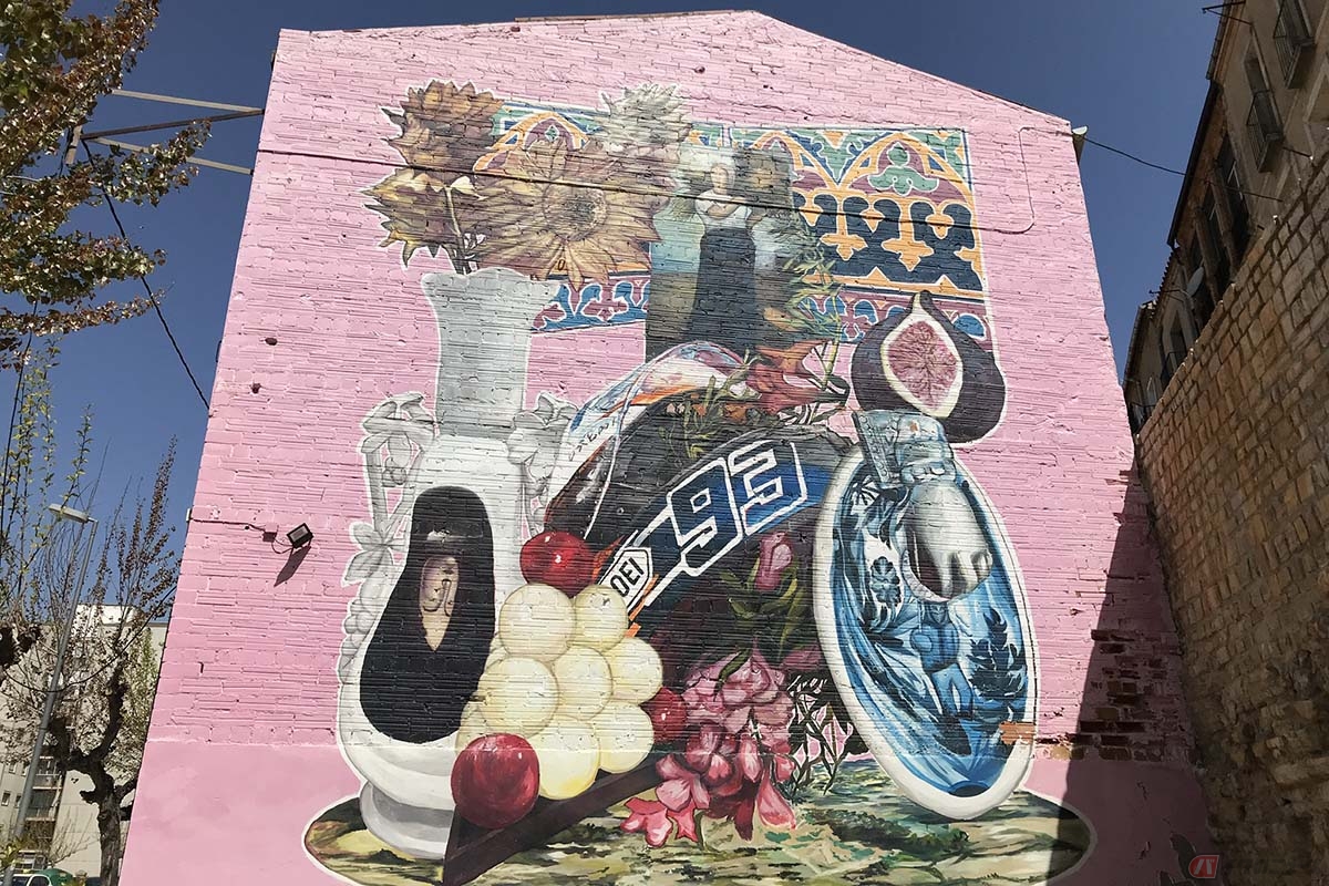 マルケス選手の地元「Cervera(サルベラ)」を訪れた岸田彩美さん。マンションには芸術的な壁画も見られます