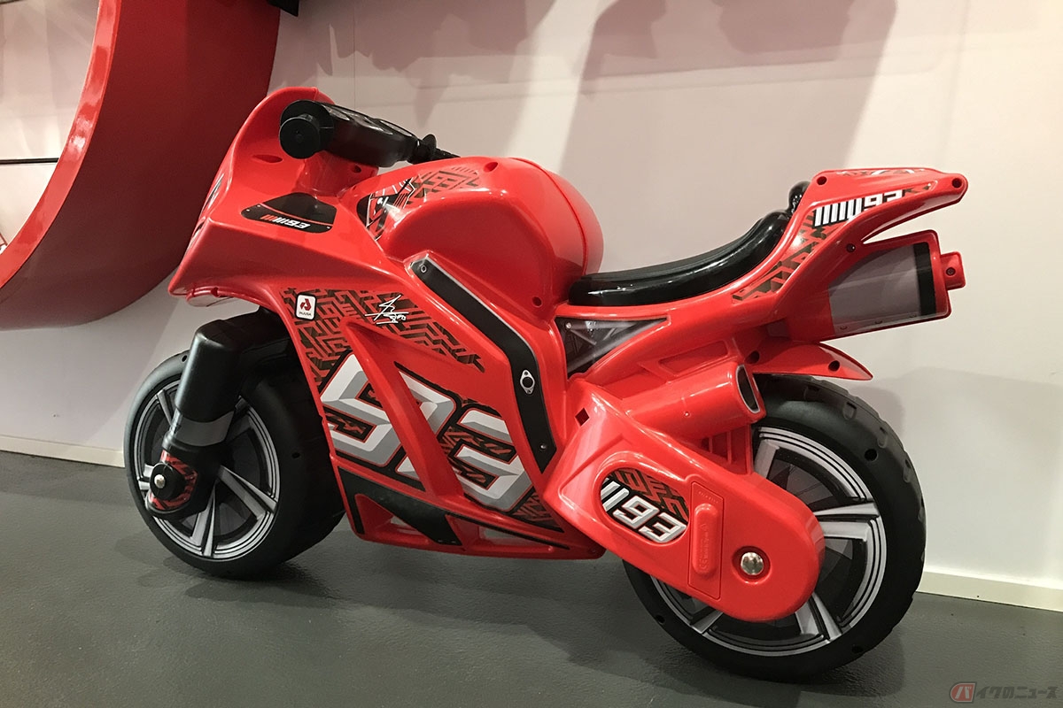 マルケス選手の地元「Cervera(サルベラ)」にあるオフィシャルファンクラブショップ「Fan Club Marc Márquez93」。店内には様々な商品が用意されています