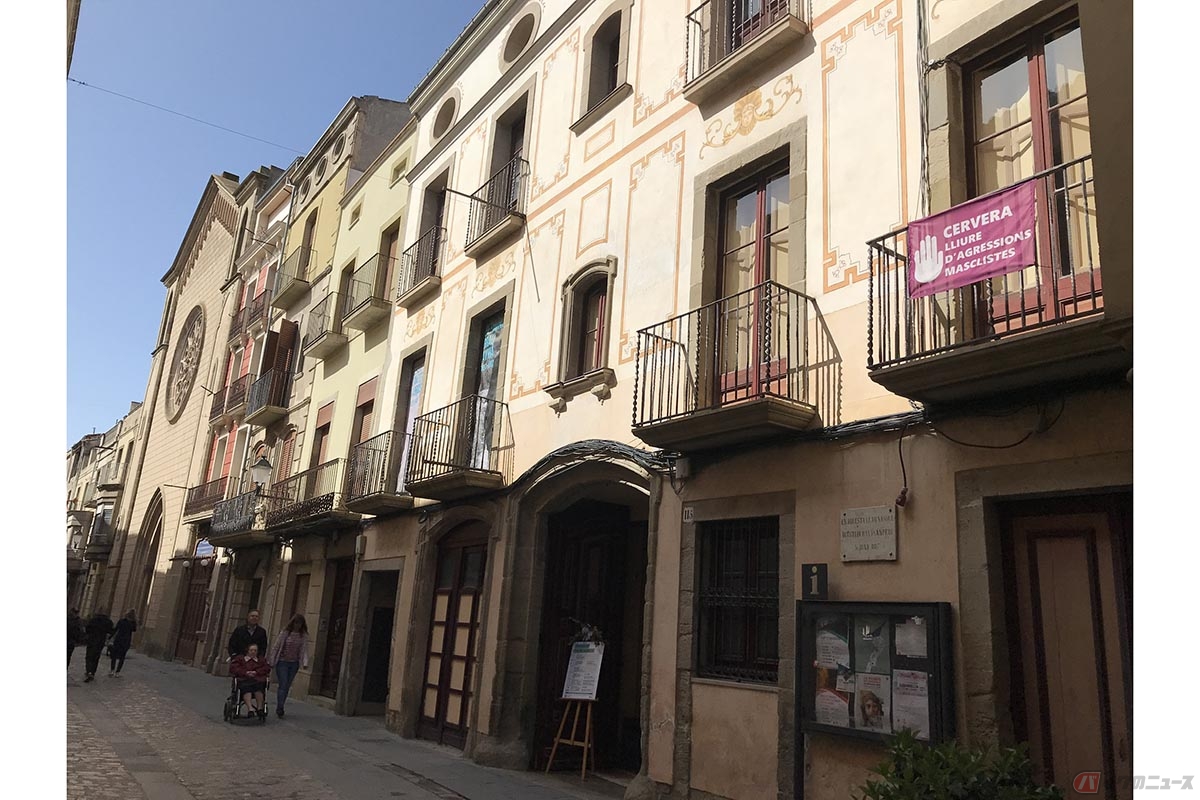 マルケス選手の地元「Cervera(サルベラ)」にあるマルケス美術館「I'm 93 | The Museum of Cervera」。町中の景観に溶け込むように存在しています