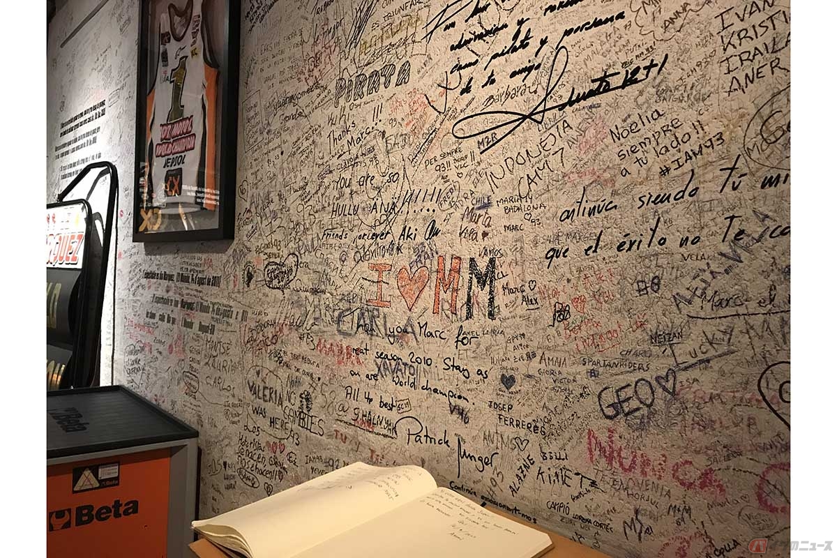 マルケス選手の地元「Cervera(サルベラ)」にあるマルケス美術館「I'm 93 | The Museum of Cervera」。壁一面を埋め尽くすようにメッセージが書かれています。