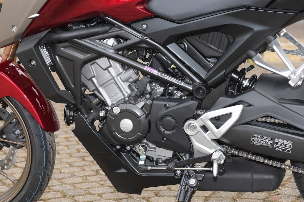 吸排気効率に優れたDOHC4バルブの新型エンジンへと進化したホンダの「CB125R」