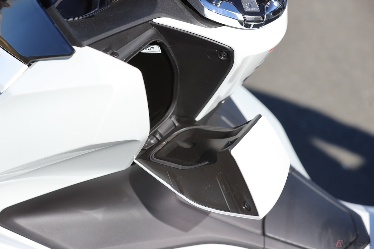 「PCX」のフロント左手前には500mLのペットボトルがぴったり納まる、蓋つきのインナーボックスもあります