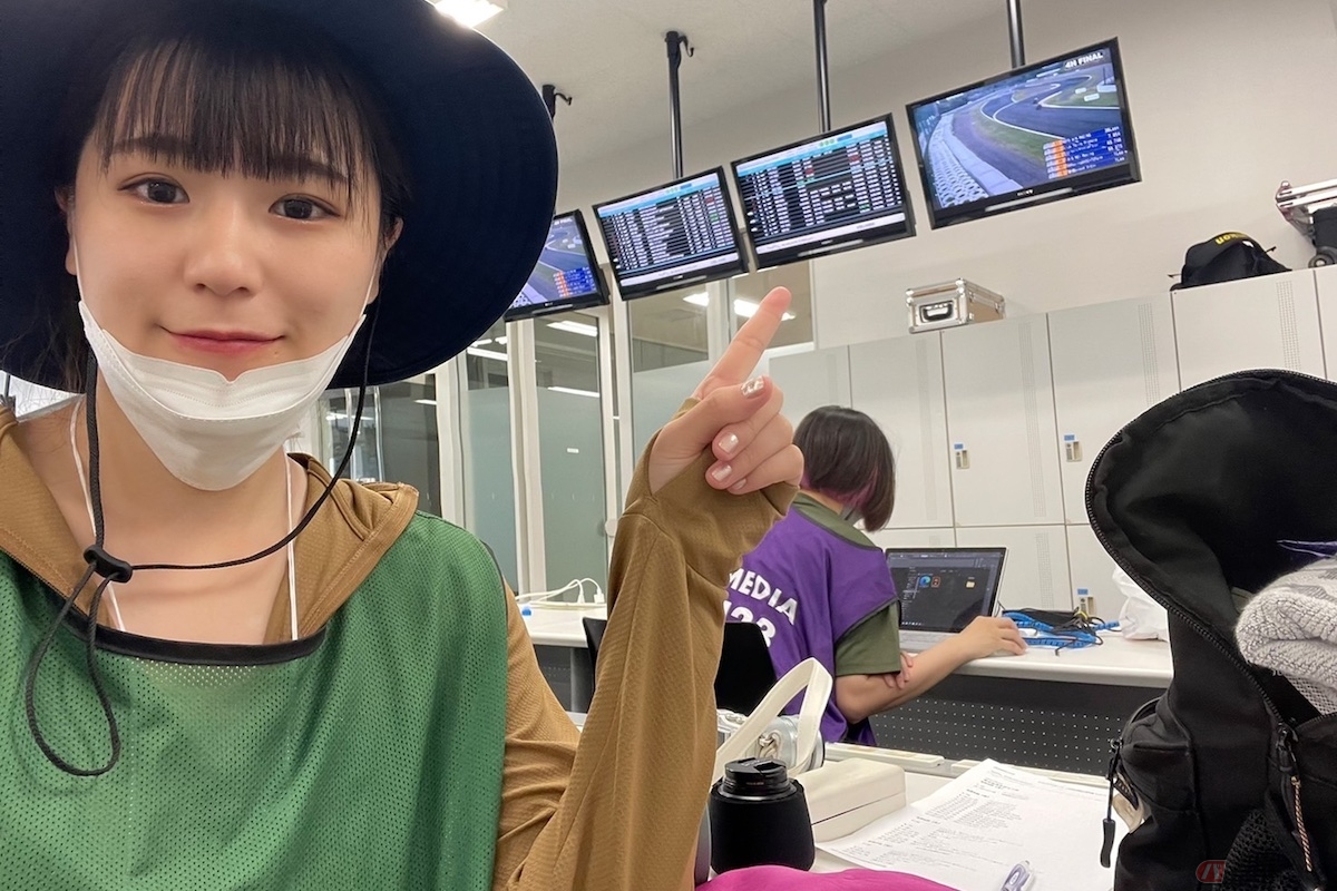 プレスルームには、レースやタイミングモニター(選手のレース通過時間などの表示版)が常時映し出されています