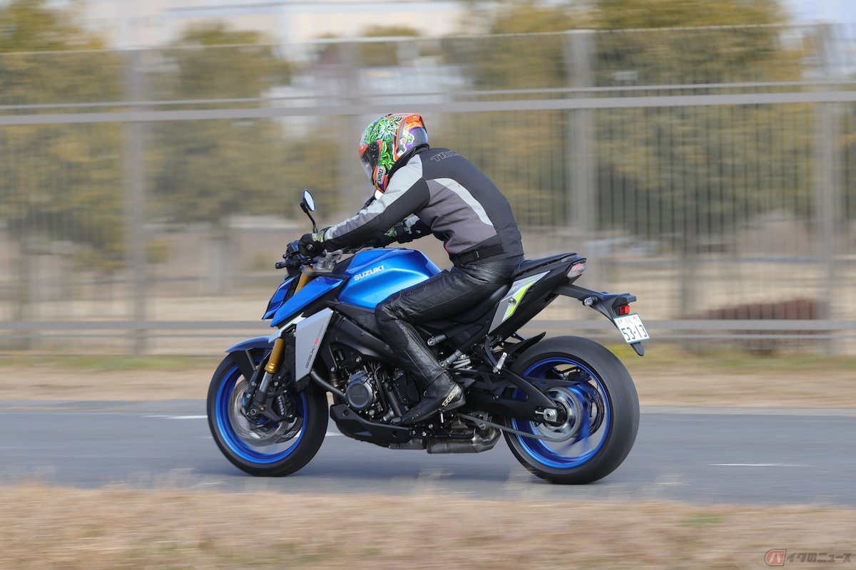自賠責保険に加入してバイクライフを楽しむ様子
