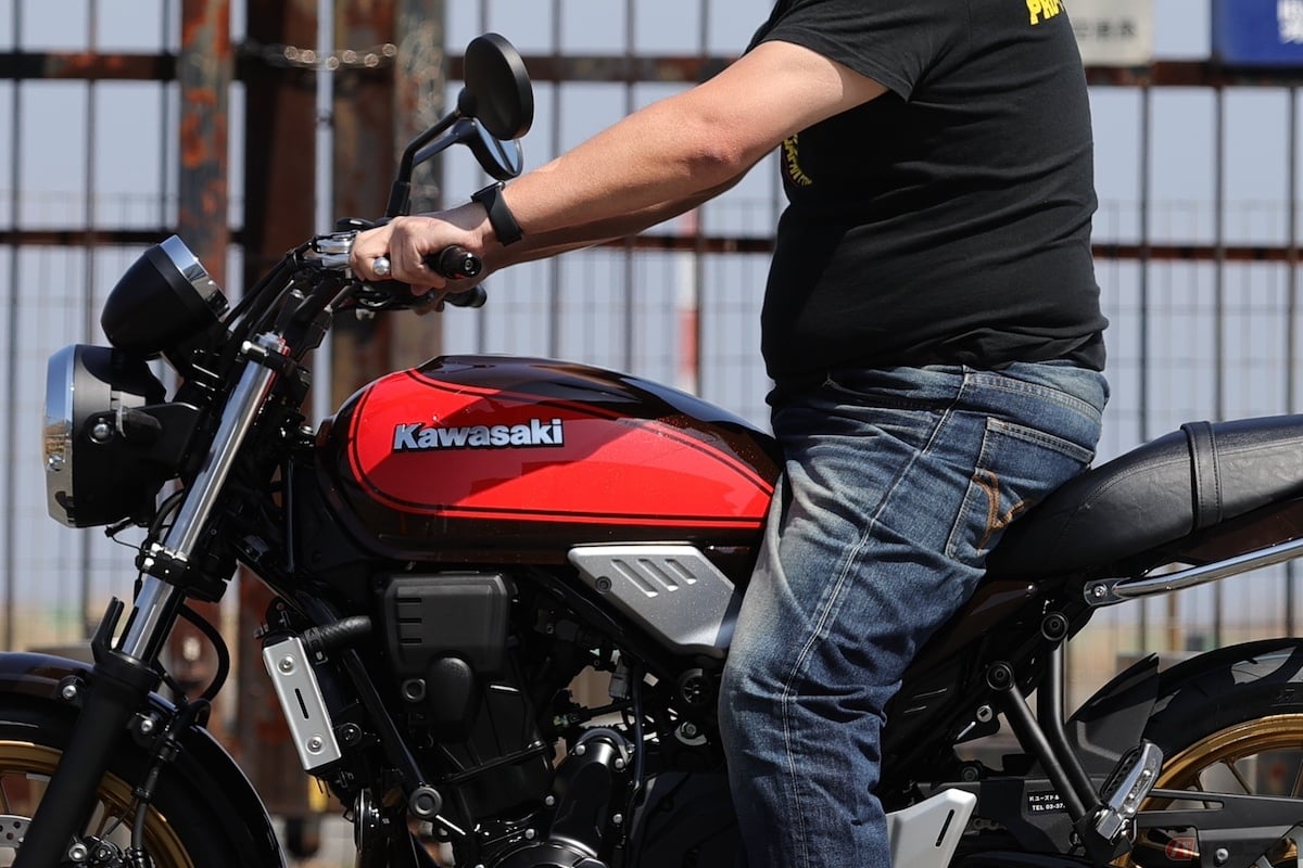 暑い時期であっても、半袖半ズボンのままでバイクを運転するのは危険な行為といえます