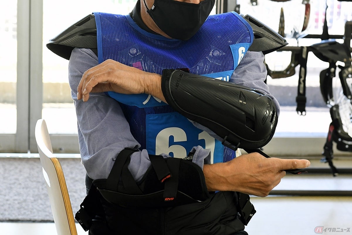 半袖半ズボンが危険ならば 肘と膝だけプロテクターをつけるのはアリ ナシ バイクのニュース 半袖半ズボンが危険ならば 肘と膝だけプロテクターをつけるのはアリ ナシ バイクのニュース