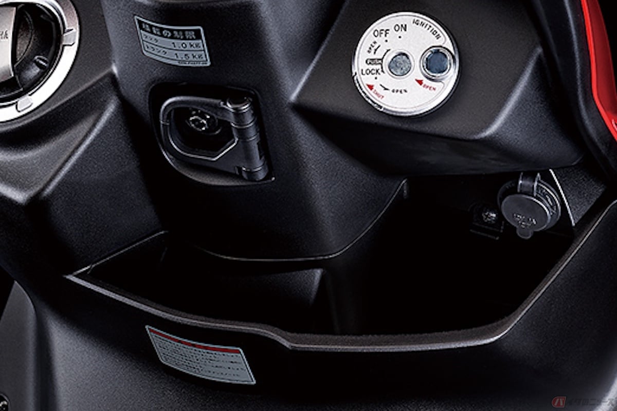 ヤマハ「シグナスX」は、フロント右側に500mLのペットボトルが2本+ちょっとした小物が入るインナーボックスを装備