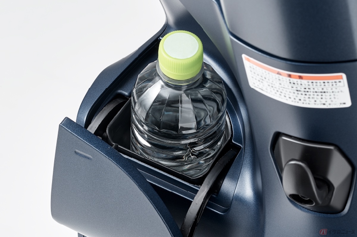 ホンダ「ディオ110」は、フロントの左側に500mLのペットボトルを1本収納できるインナーボックスを装備