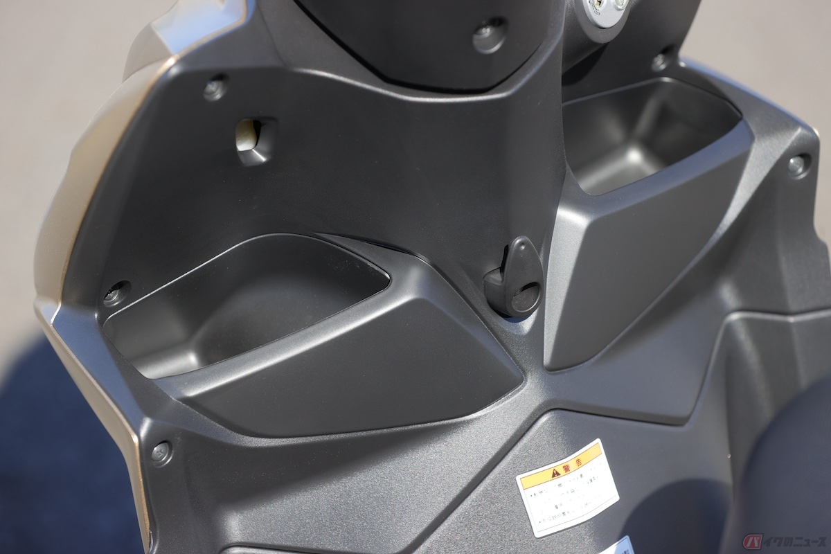 スズキの「アドレス110」は、フロント左右2か所にインナーボックスがあります