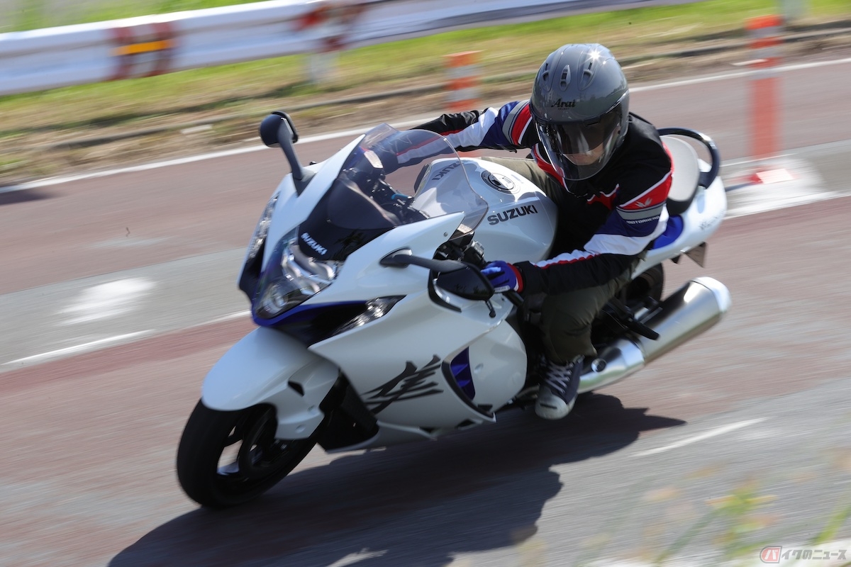 MTバイクは走行時の速度や路面状況によって、ライダーがエンジンの回転数に合わせてギアを変えます